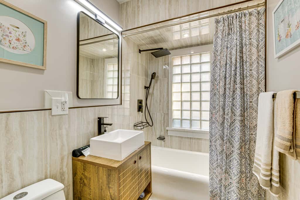 6 Mi to Arrowhead Stadium: Charming Home w/ Porch!