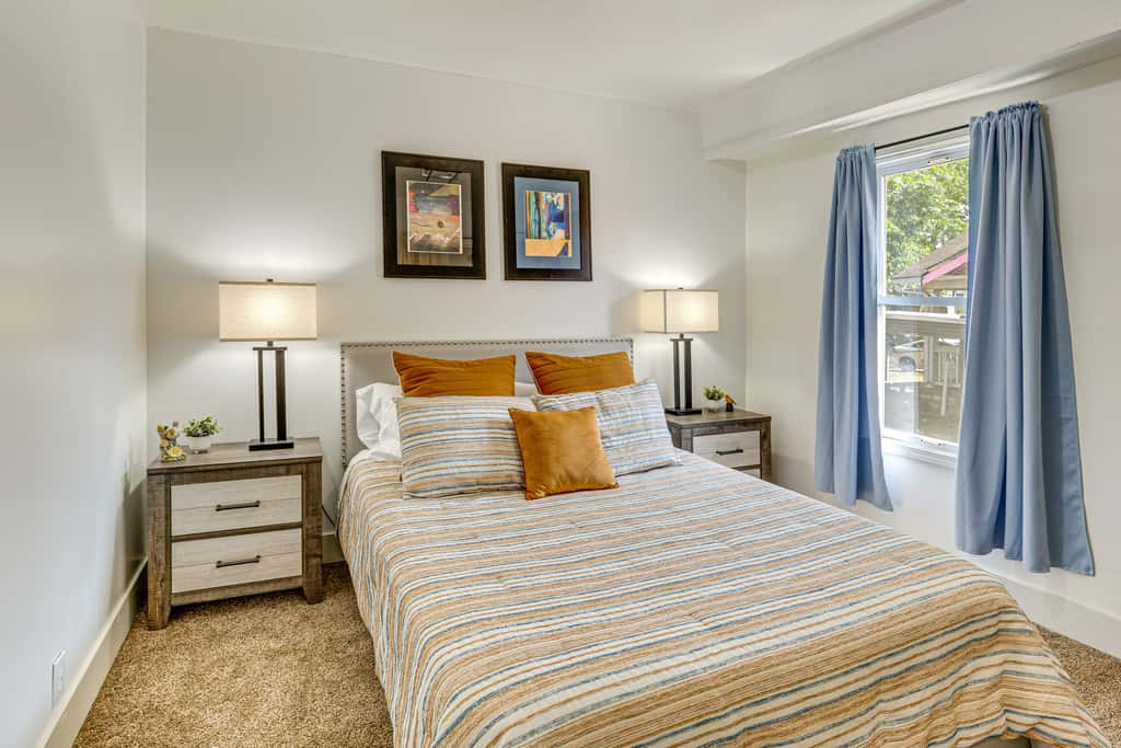 6 Mi to Arrowhead Stadium: Charming Home w/ Porch!