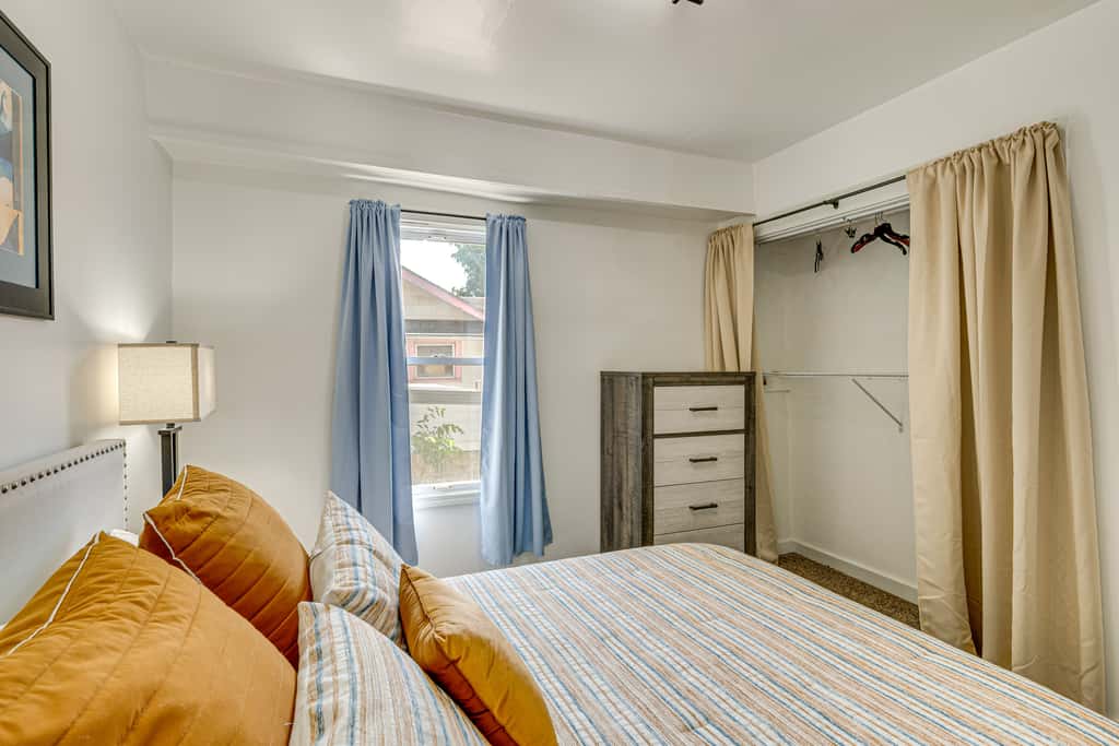 6 Mi to Arrowhead Stadium: Charming Home w/ Porch!