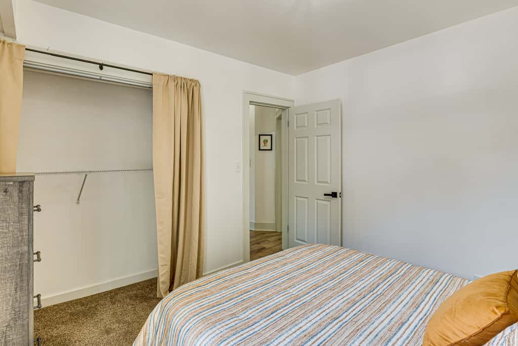 6 Mi to Arrowhead Stadium: Charming Home w/ Porch!