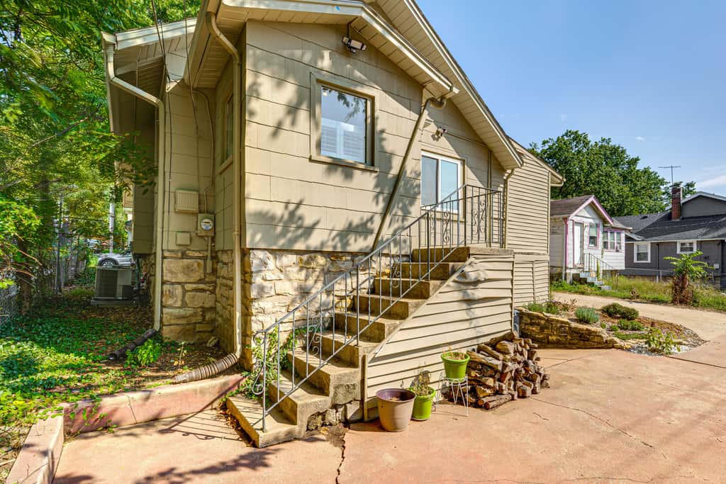 6 Mi to Arrowhead Stadium: Charming Home w/ Porch!
