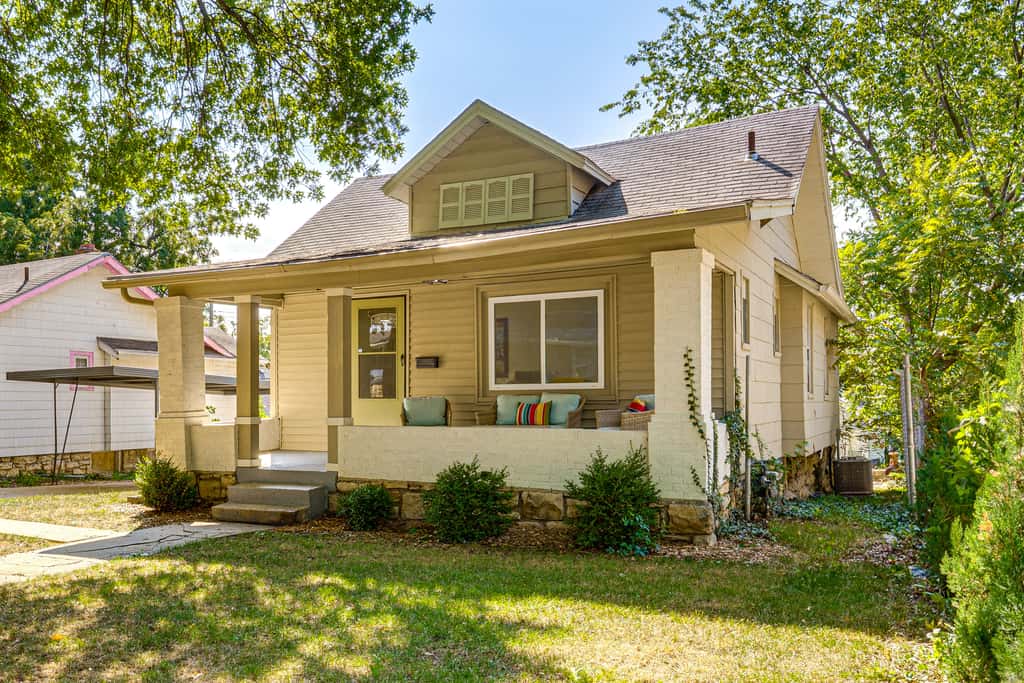 6 Mi to Arrowhead Stadium: Charming Home w/ Porch!