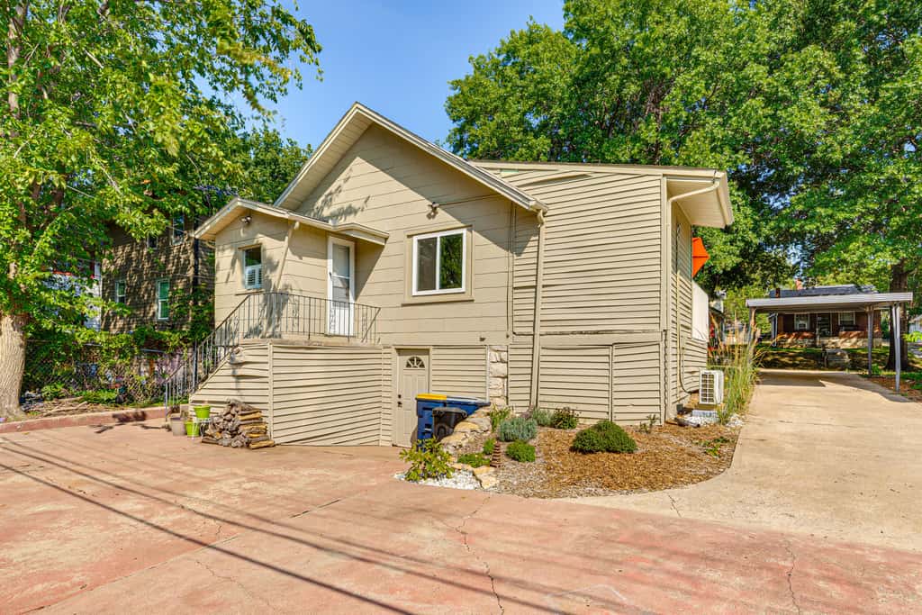6 Mi to Arrowhead Stadium: Charming Home w/ Porch!