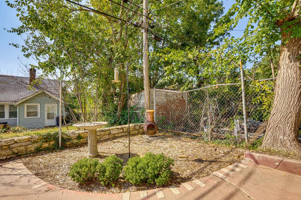6 Mi to Arrowhead Stadium: Charming Home w/ Porch!