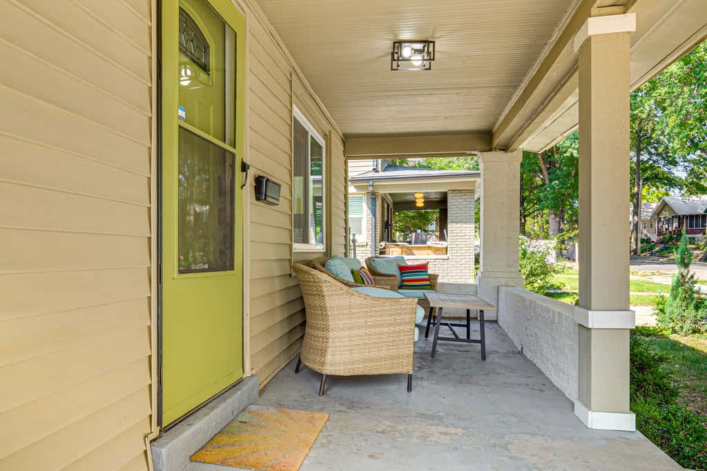 6 Mi to Arrowhead Stadium: Charming Home w/ Porch!
