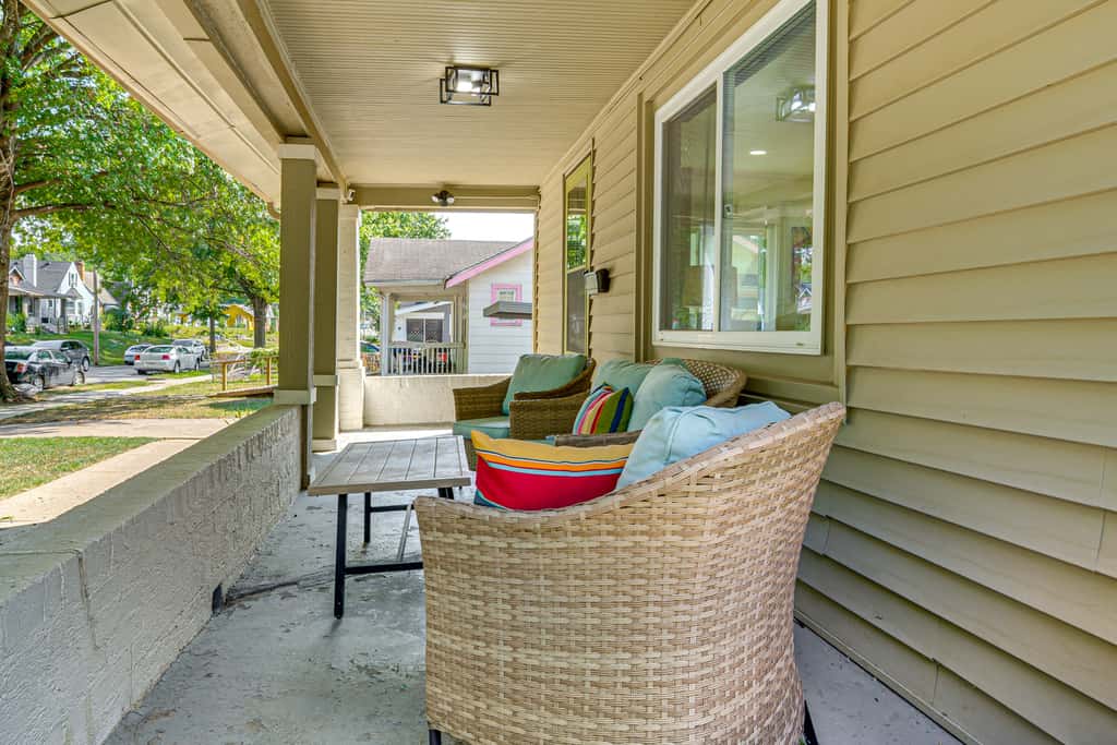 6 Mi to Arrowhead Stadium: Charming Home w/ Porch!