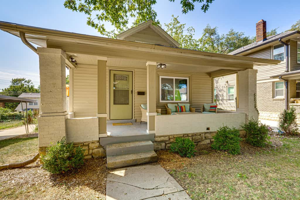 6 Mi to Arrowhead Stadium: Charming Home w/ Porch!