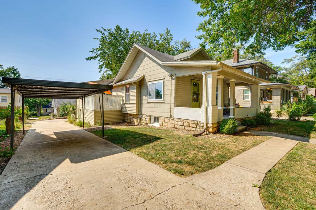 6 Mi to Arrowhead Stadium: Charming Home w/ Porch!