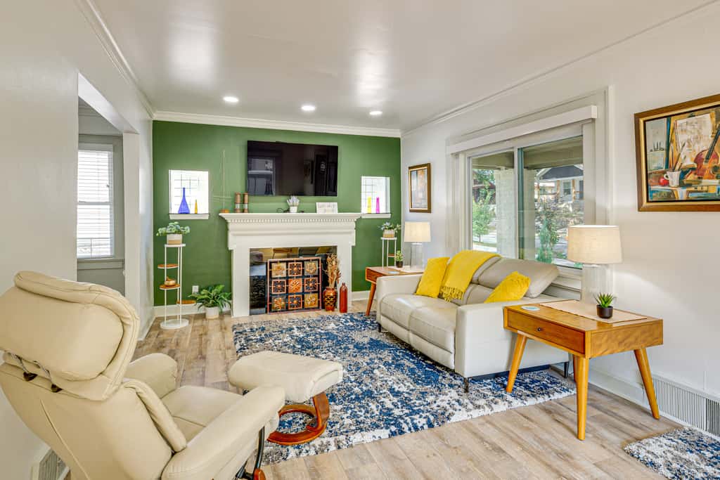 6 Mi to Arrowhead Stadium: Charming Home w/ Porch!