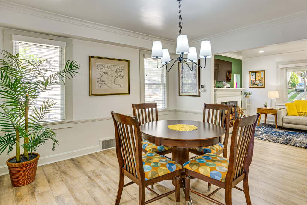 6 Mi to Arrowhead Stadium: Charming Home w/ Porch!