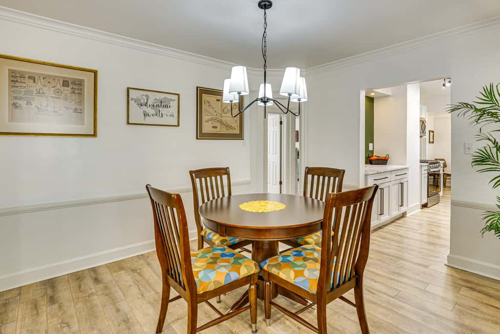 6 Mi to Arrowhead Stadium: Charming Home w/ Porch!