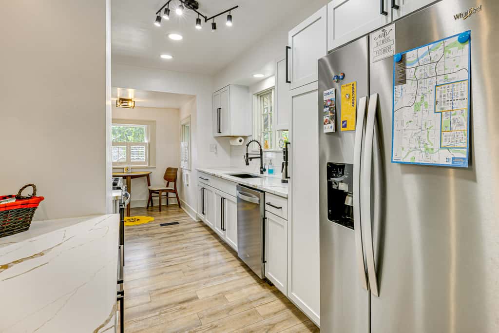 6 Mi to Arrowhead Stadium: Charming Home w/ Porch!