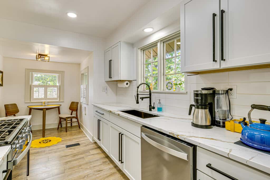 6 Mi to Arrowhead Stadium: Charming Home w/ Porch!