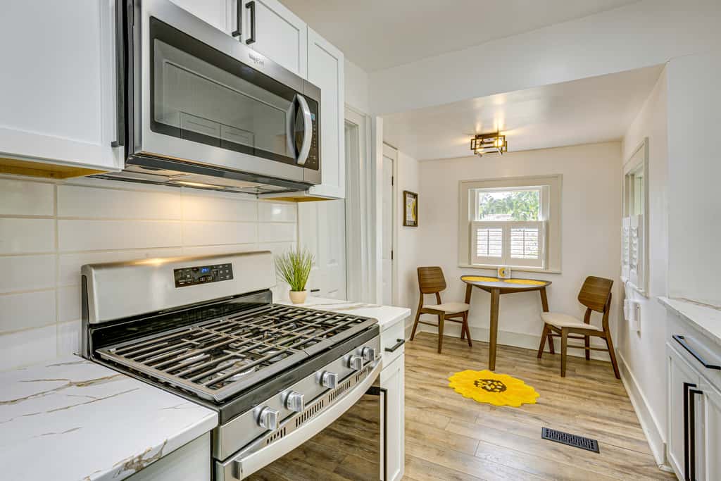 6 Mi to Arrowhead Stadium: Charming Home w/ Porch!