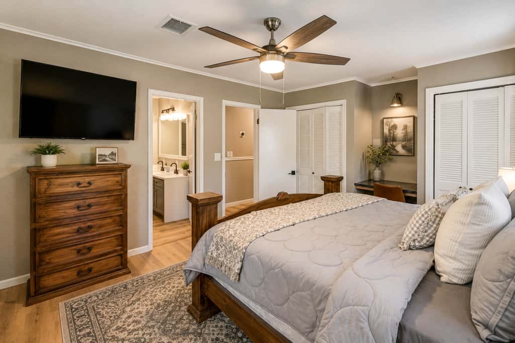 Pub, Hot Tub, Game Room, Monkey Island Waterfront