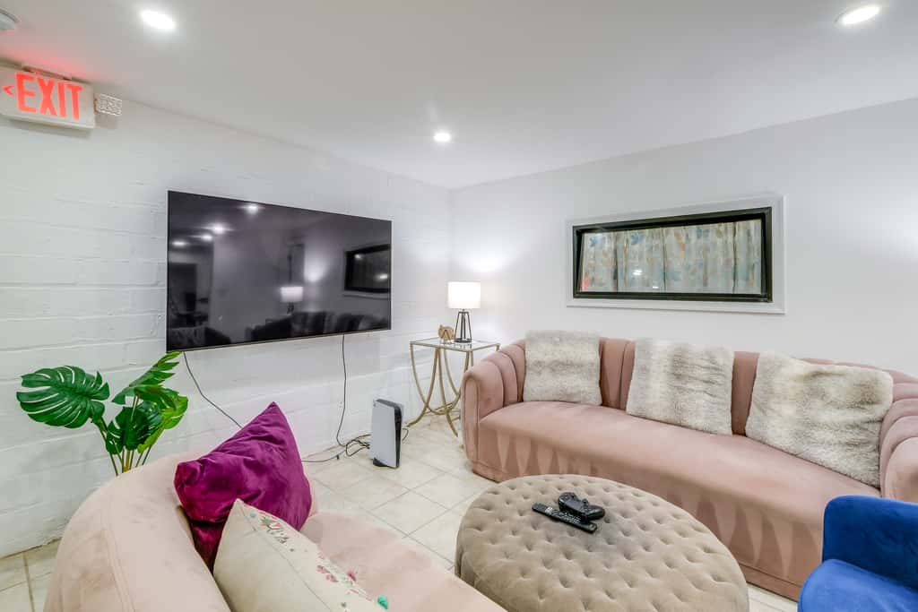 1 Mi to the Metro! Centrally Located Apt Near DC