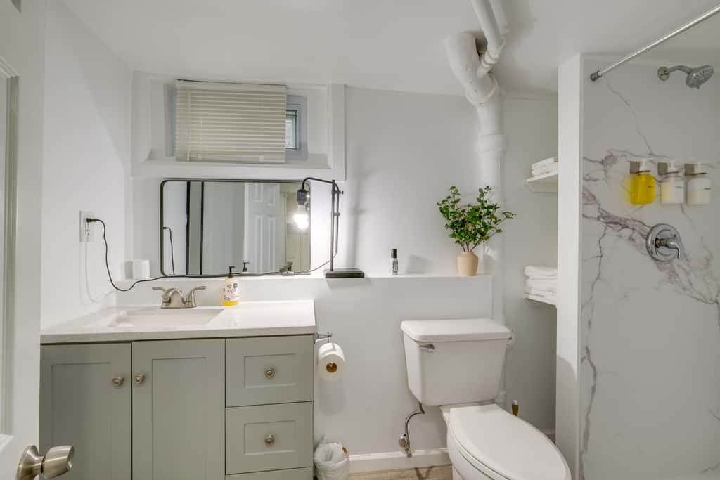 1 Mi to the Metro! Centrally Located Apt Near DC