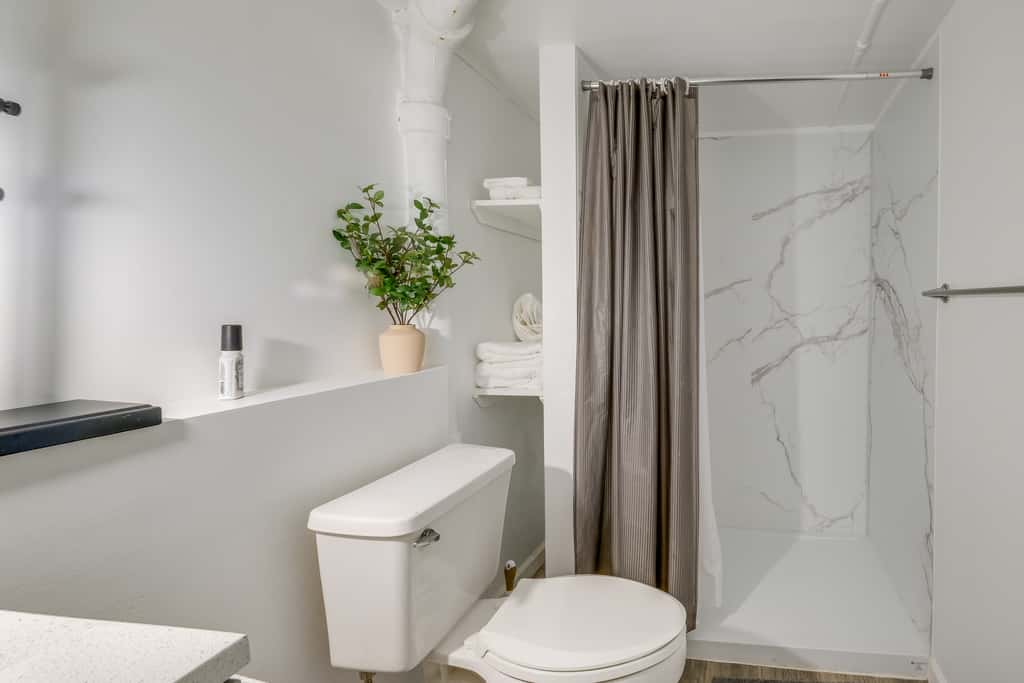1 Mi to the Metro! Centrally Located Apt Near DC