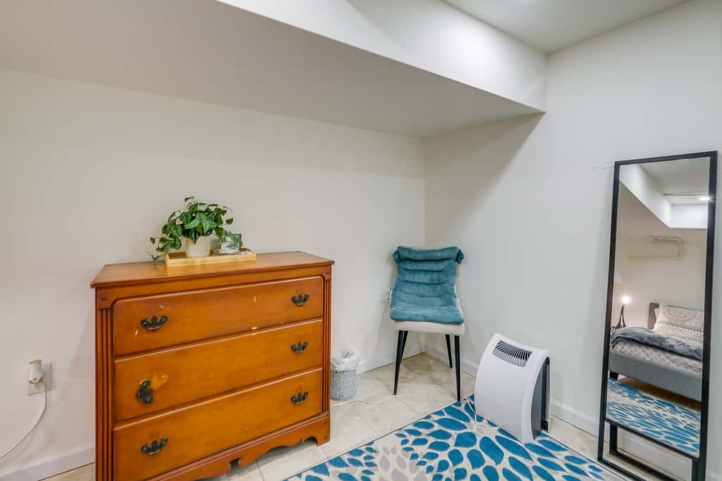 1 Mi to the Metro! Centrally Located Apt Near DC