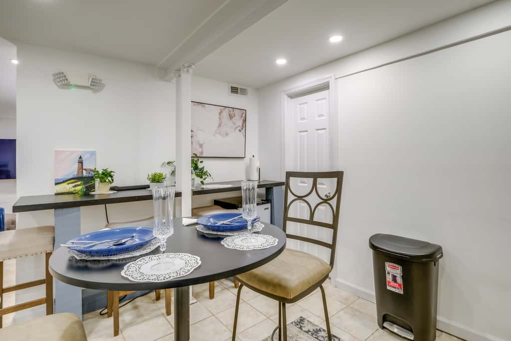 1 Mi to the Metro! Centrally Located Apt Near DC