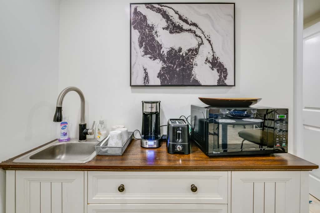 1 Mi to the Metro! Centrally Located Apt Near DC