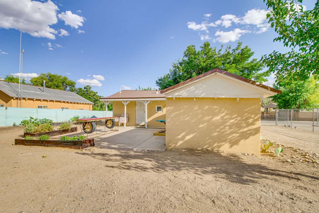 Fenced Yard for Balloon Fiesta Trips w/ Pets