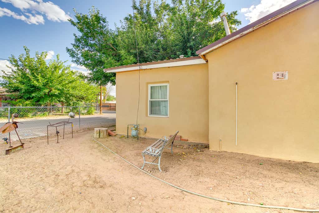 Fenced Yard for Balloon Fiesta Trips w/ Pets