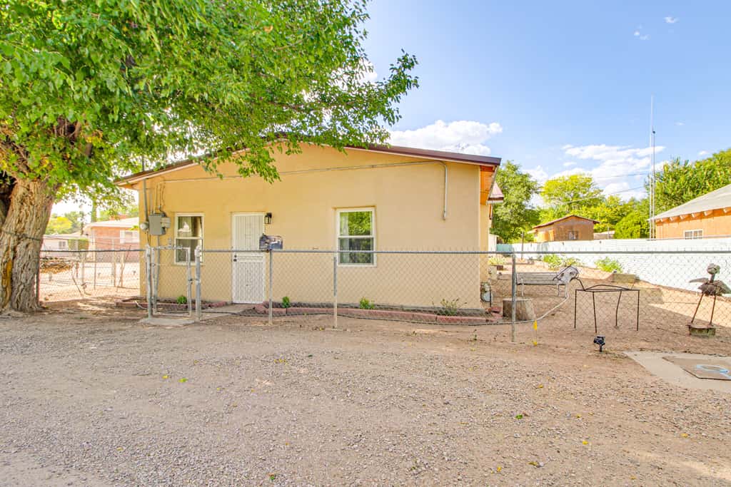 Fenced Yard for Balloon Fiesta Trips w/ Pets