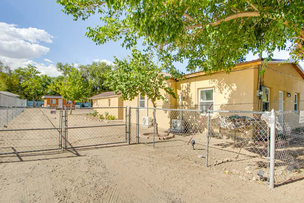 Fenced Yard for Balloon Fiesta Trips w/ Pets