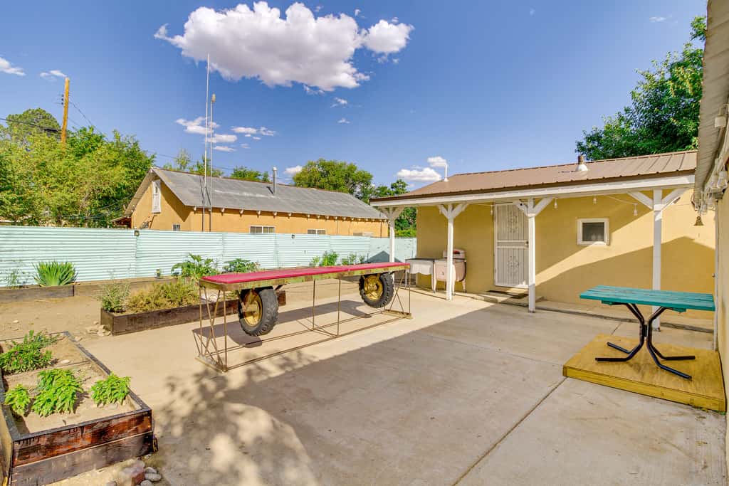 Fenced Yard for Balloon Fiesta Trips w/ Pets