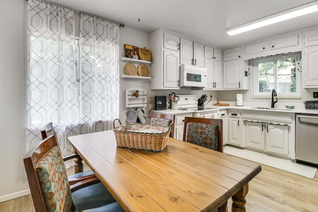 Walk to UNM! Quiet Extended Escape w/ Patio