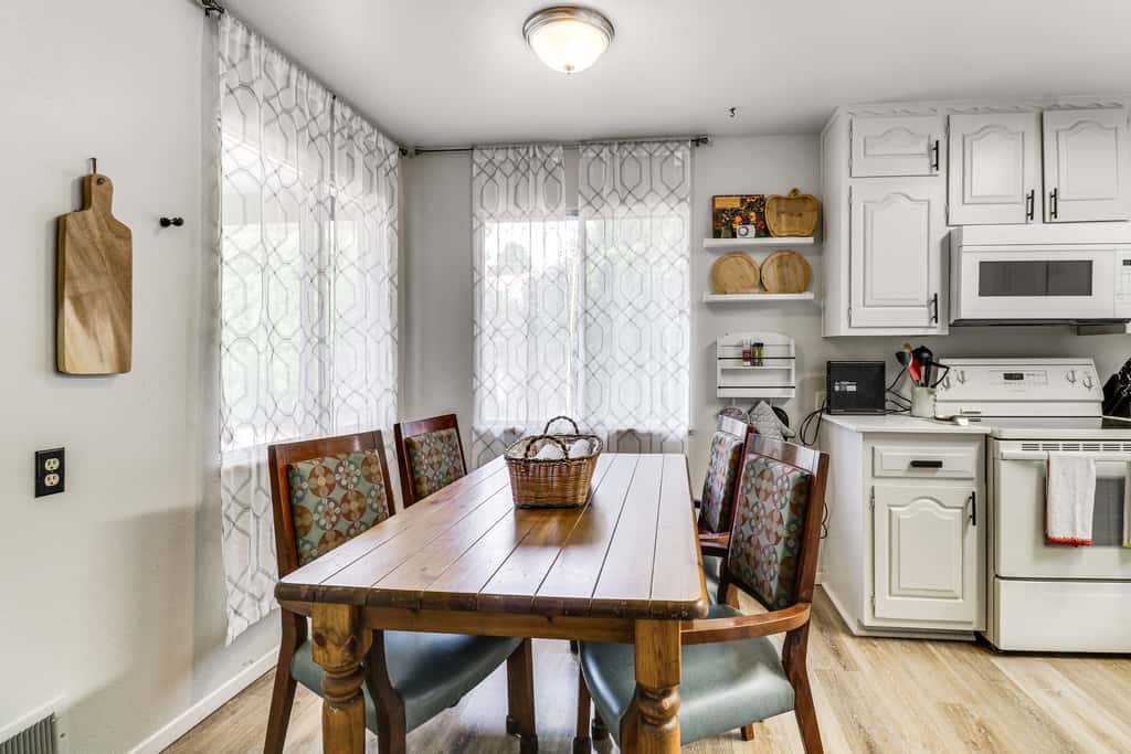 Walk to UNM! Quiet Extended Escape w/ Patio