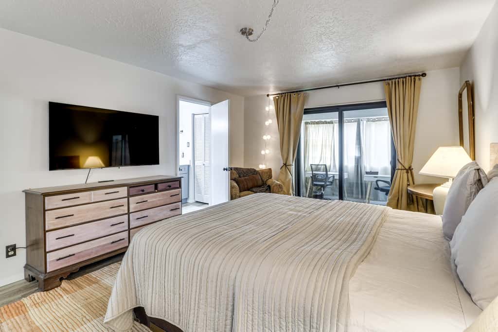 Walk to UNM! Quiet Extended Escape w/ Patio