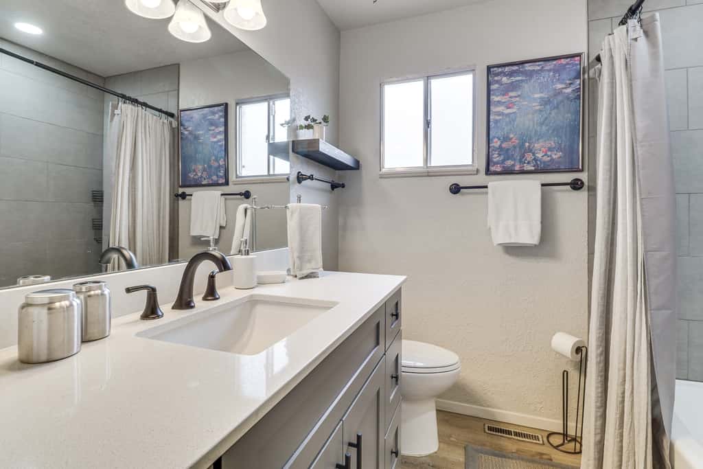 Walk to UNM! Quiet Extended Escape w/ Patio
