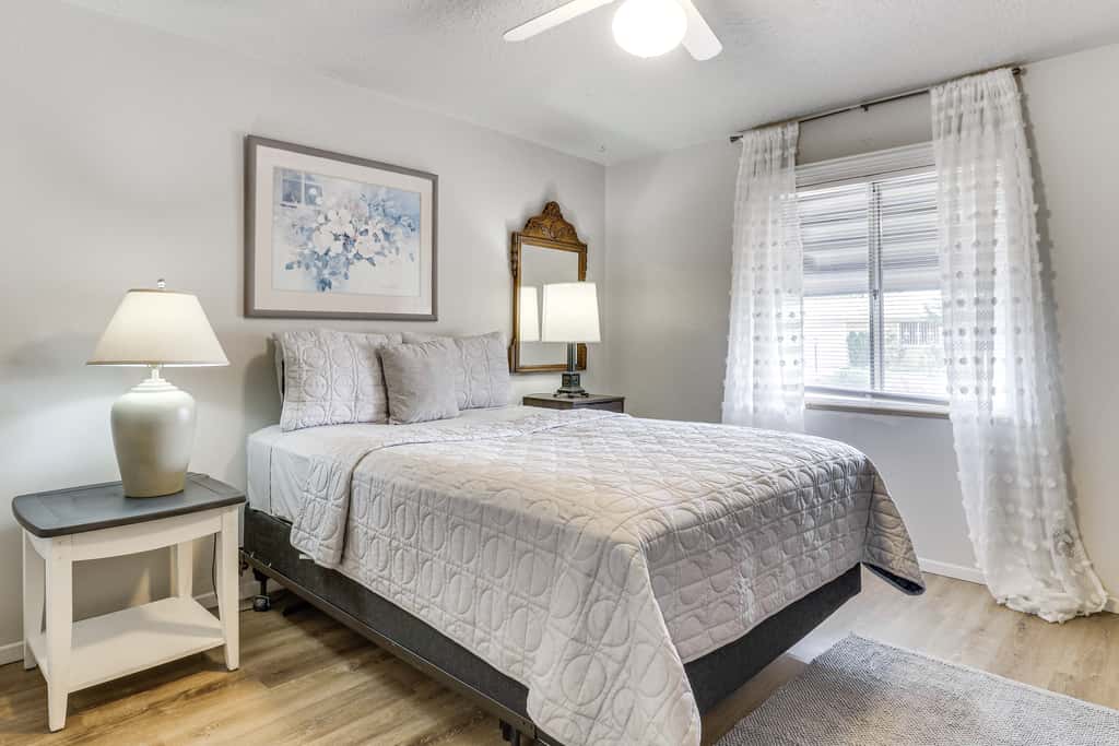 Walk to UNM! Quiet Extended Escape w/ Patio