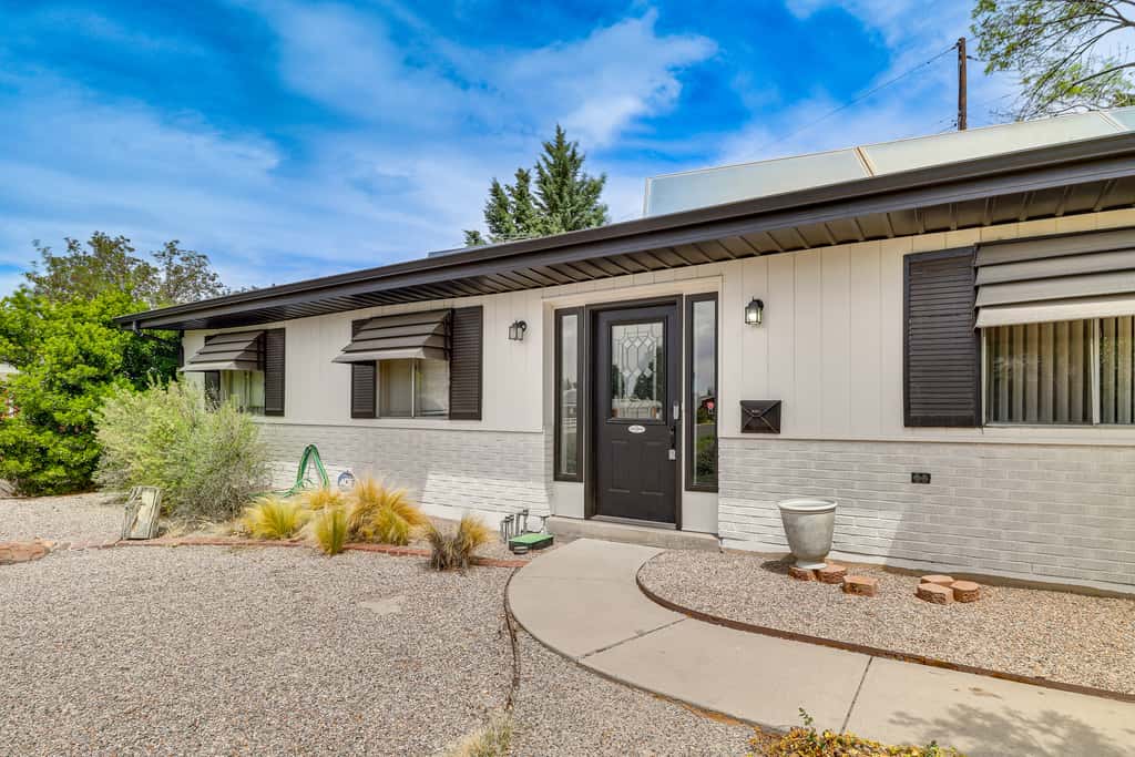 Walk to UNM! Quiet Extended Escape w/ Patio