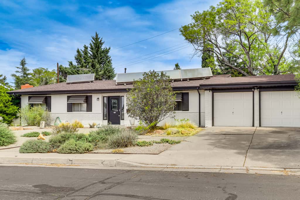 Walk to UNM! Quiet Extended Escape w/ Patio