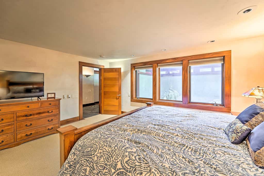 Sun Valley Estate w/ Private Pool, Theater & Gym