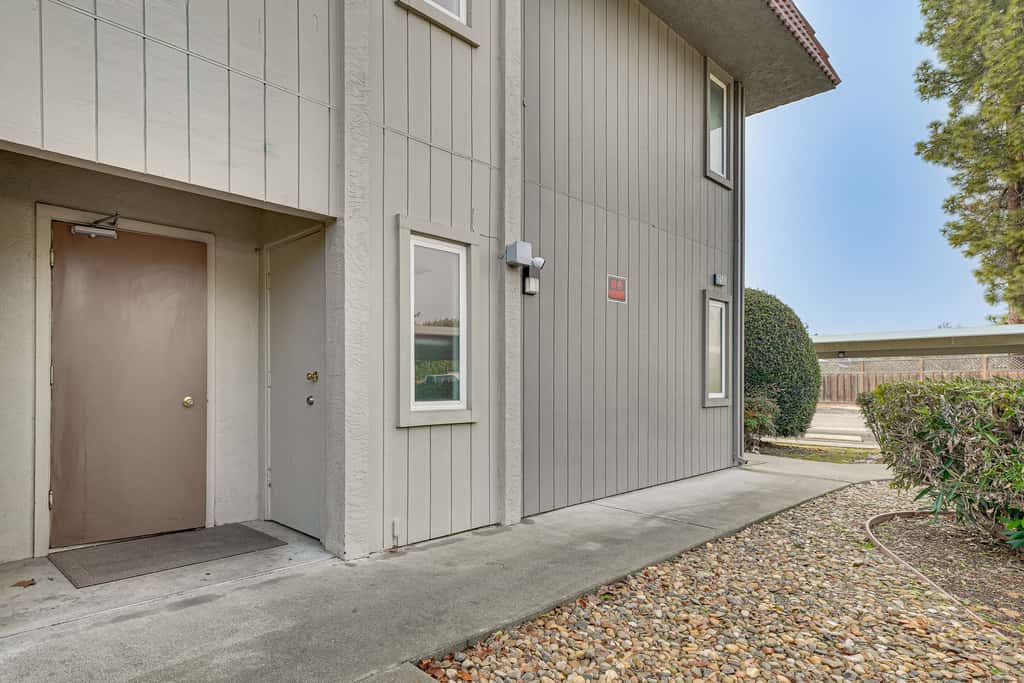Shop, Hike & Sip Wine: Pleasanton Gem w/ Balcony!