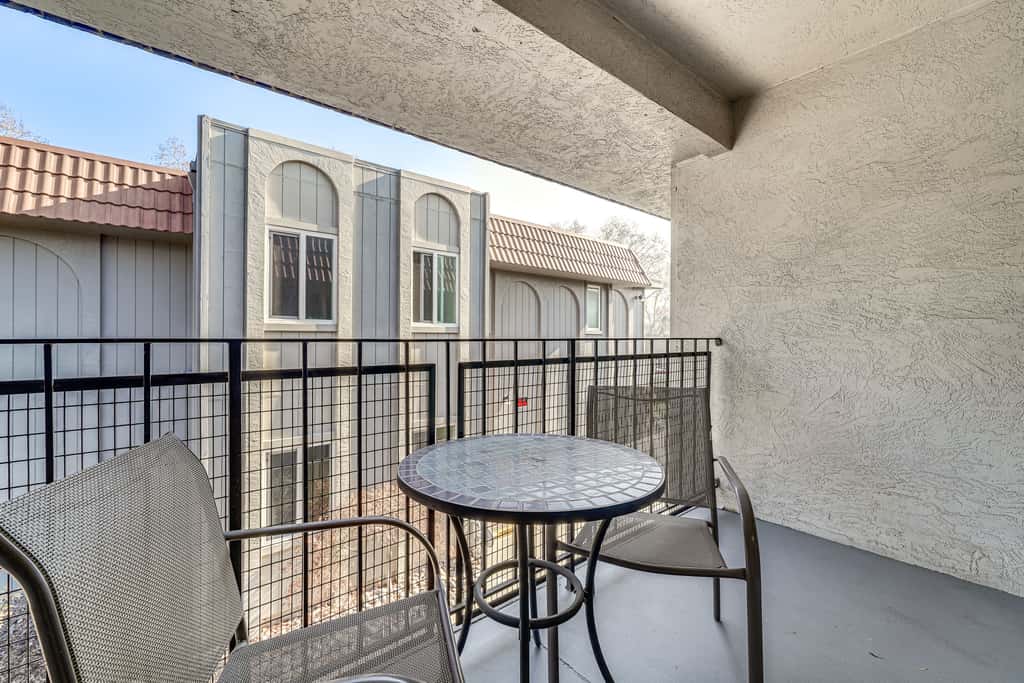Shop, Hike & Sip Wine: Pleasanton Gem w/ Balcony!