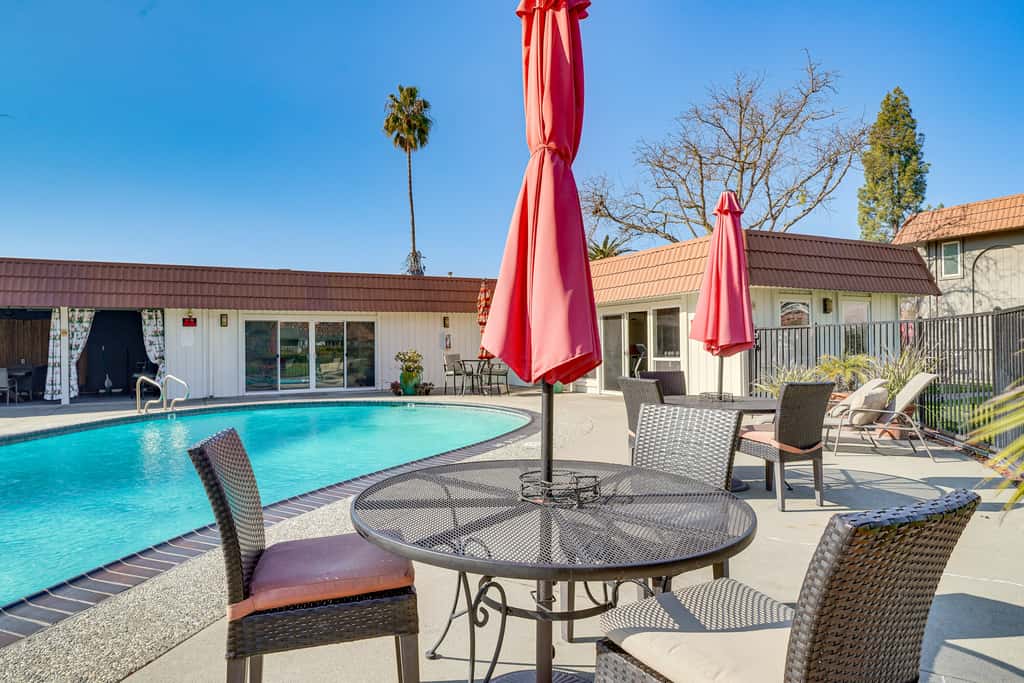 Shop, Hike & Sip Wine: Pleasanton Gem w/ Balcony!