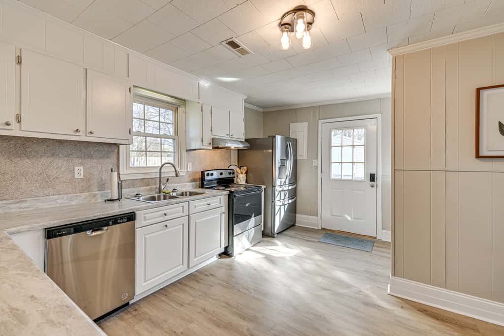 2 Mi to Uptown Lexington: Pet-Friendly Getaway!