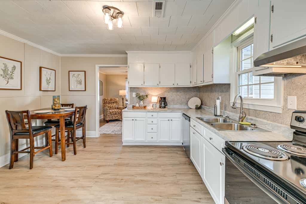 2 Mi to Uptown Lexington: Pet-Friendly Getaway!