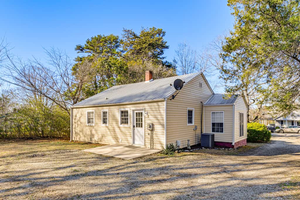 2 Mi to Uptown Lexington: Pet-Friendly Getaway!