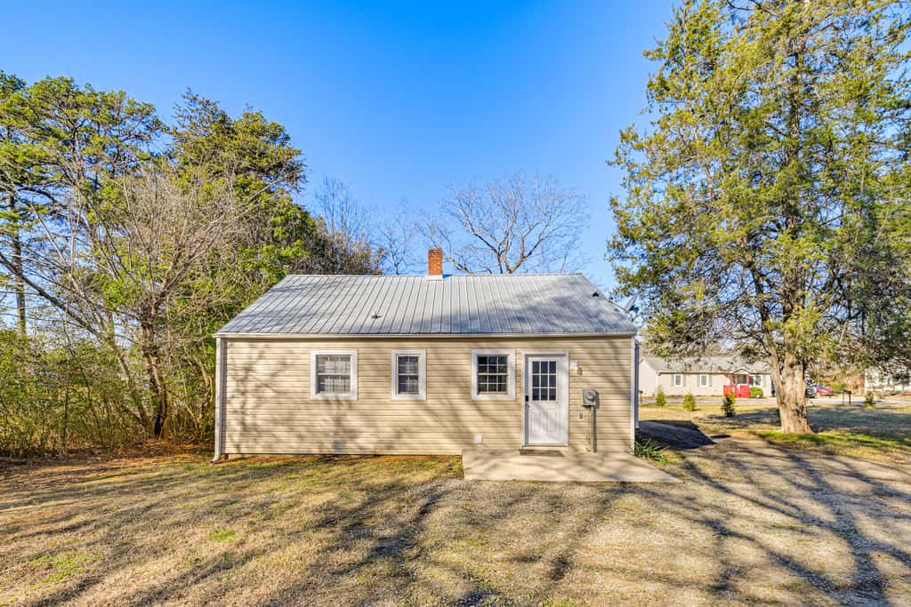 2 Mi to Uptown Lexington: Pet-Friendly Getaway!