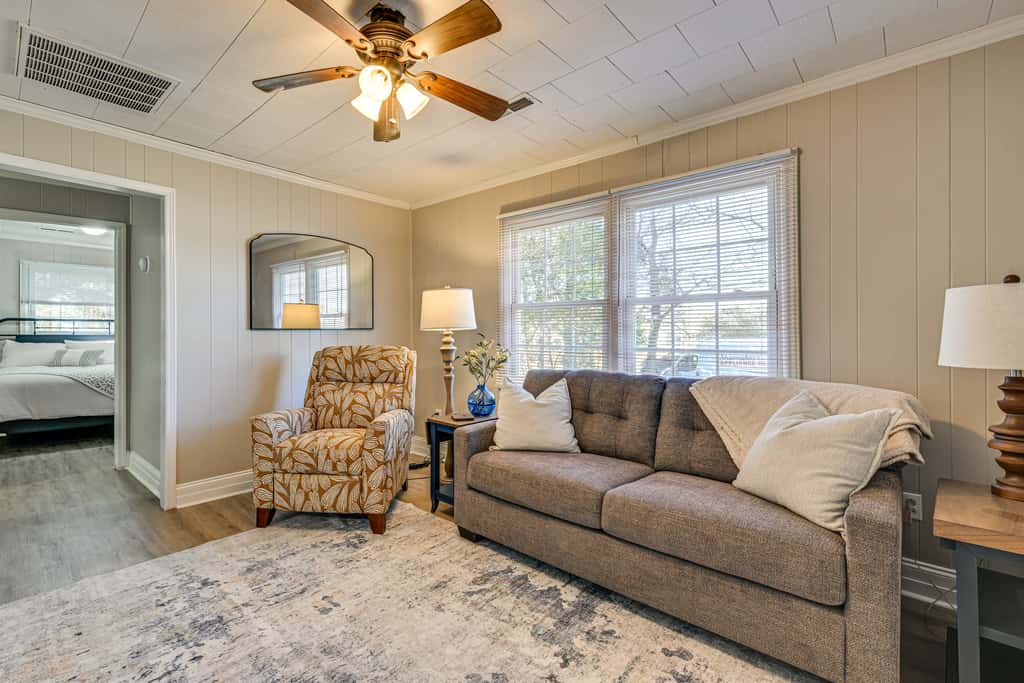 2 Mi to Uptown Lexington: Pet-Friendly Getaway!