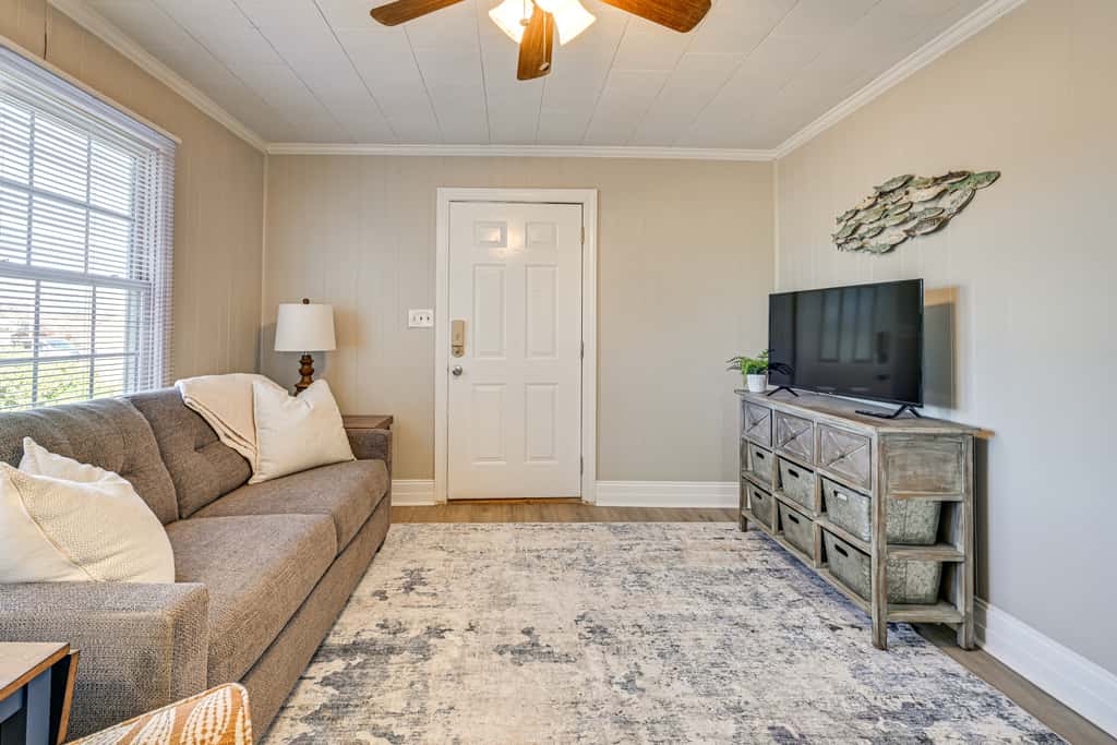 2 Mi to Uptown Lexington: Pet-Friendly Getaway!