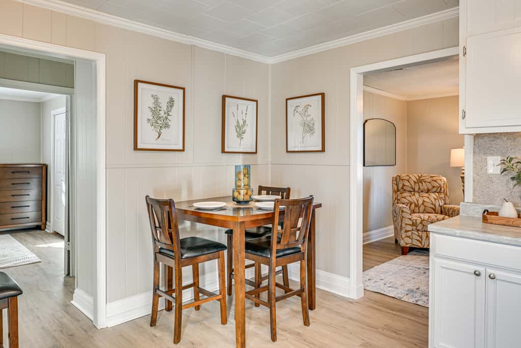 2 Mi to Uptown Lexington: Pet-Friendly Getaway!