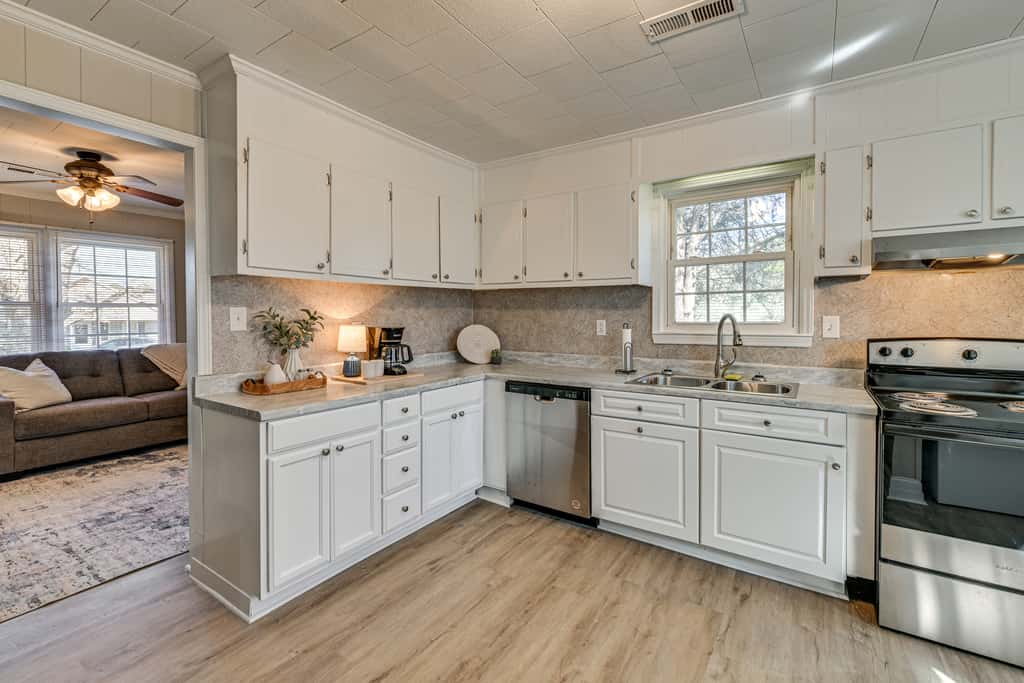 2 Mi to Uptown Lexington: Pet-Friendly Getaway!