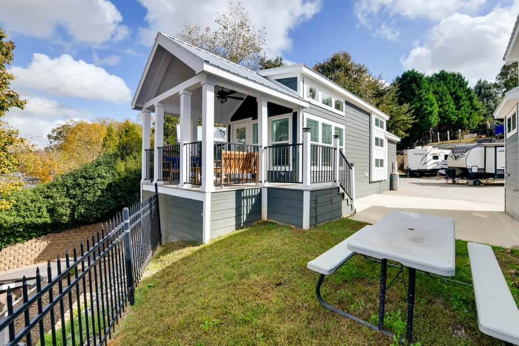 Waterfront Living & Resort Perks! Lake Norman Stay